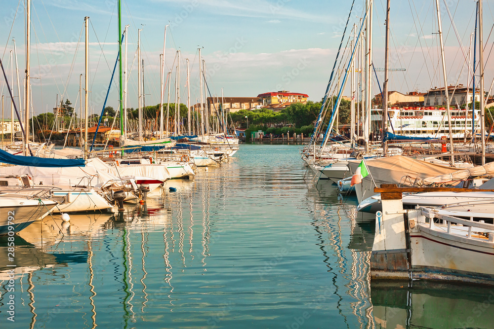 Obraz premium Sailboats in the harbour on Lake Garda, Italy