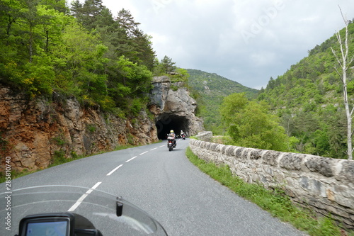 Balade moto dans les cévennes en france photo