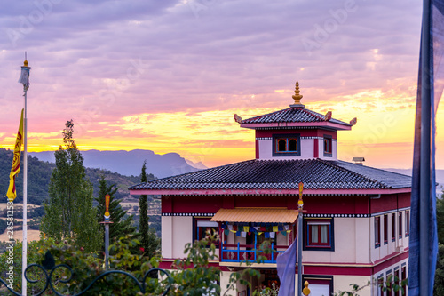 Fotografia Buddhist temple Dag Shang Kagyu in Panillo huesca Aragón Spain