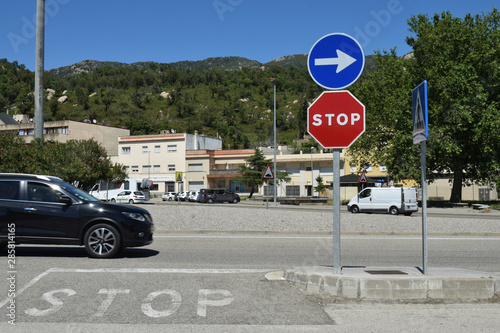 Panneau stop et flèche sens obligatoire © Georges Blond