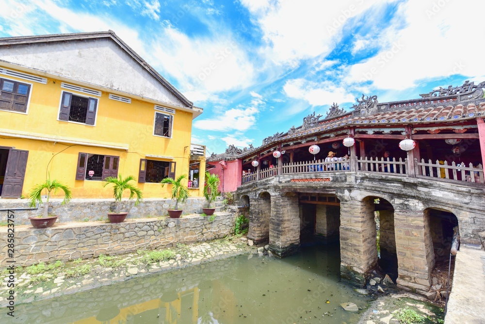 Naklejka premium Japanese Covered Bridge and Ancient Yellow House at Hoi An Ancient Town