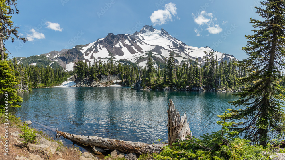 Mt Jefferson and Bays Lake in the Mount Jefferson Wilderness, Oregon. - obrazy, fototapety, plakaty 