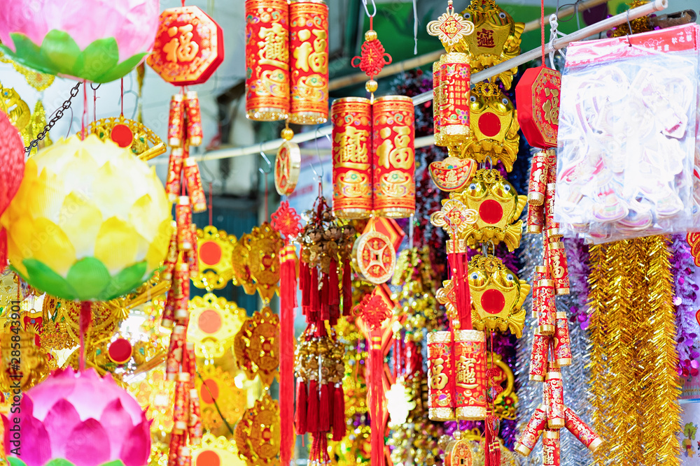 Naklejka premium Street market shop selling paper lanterns and decoration in Hanoi