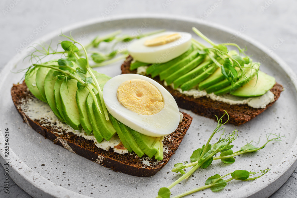 Avocado Sandwich with boiled Egg