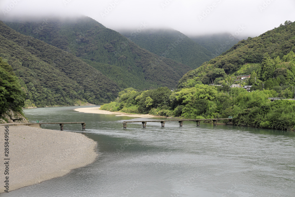 Obraz premium 四万十川の岩間沈下橋 (高知)