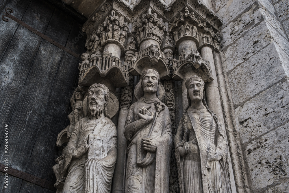 estatuas en la fachada de la catedral de chartres en francia