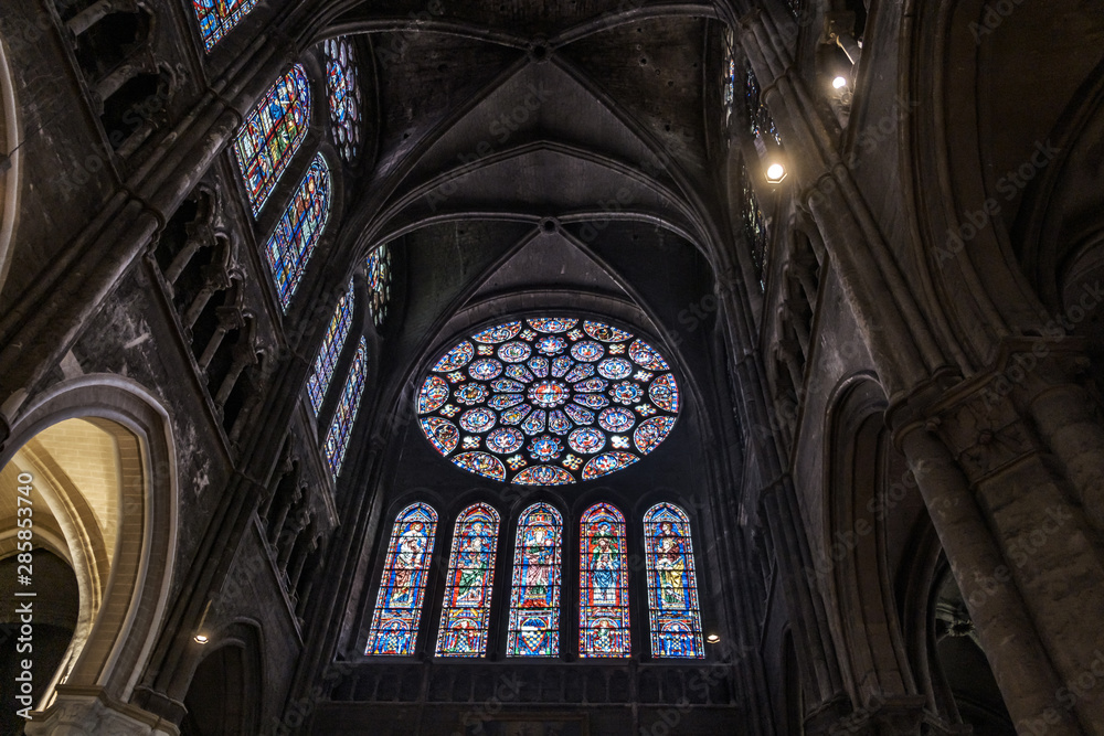 roseton en el interior de la catedral de chartres en francia, contenido editorial