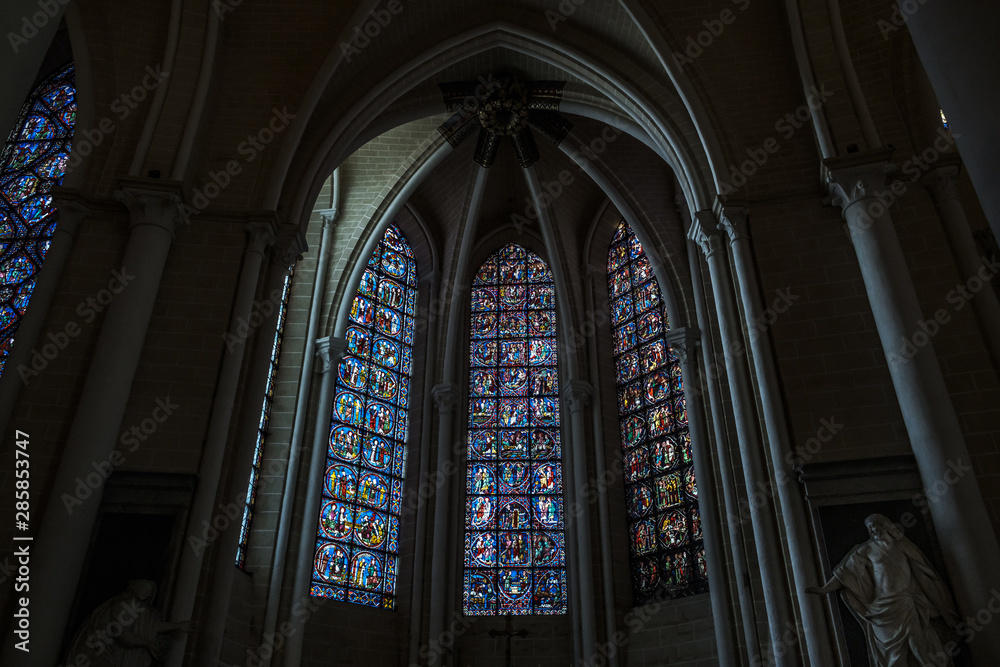 cristalera interior en la catedral de chartres, francia