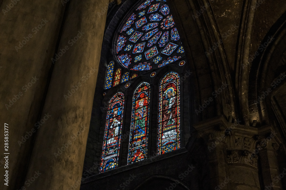 vidrieras en el interior de la catedral de chartres para contenido editorial