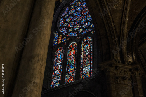 vidrieras en el interior de la catedral de chartres para contenido editorial