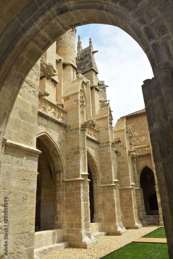 Cloître rénové de la cathédrale de Narbonne, Aude, Occitanie