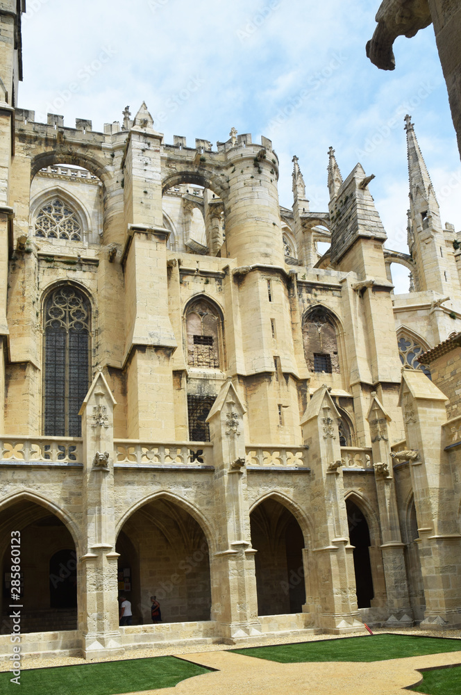 Cloître rénové de la cathédrale de Narbonne, Aude, Occitanie