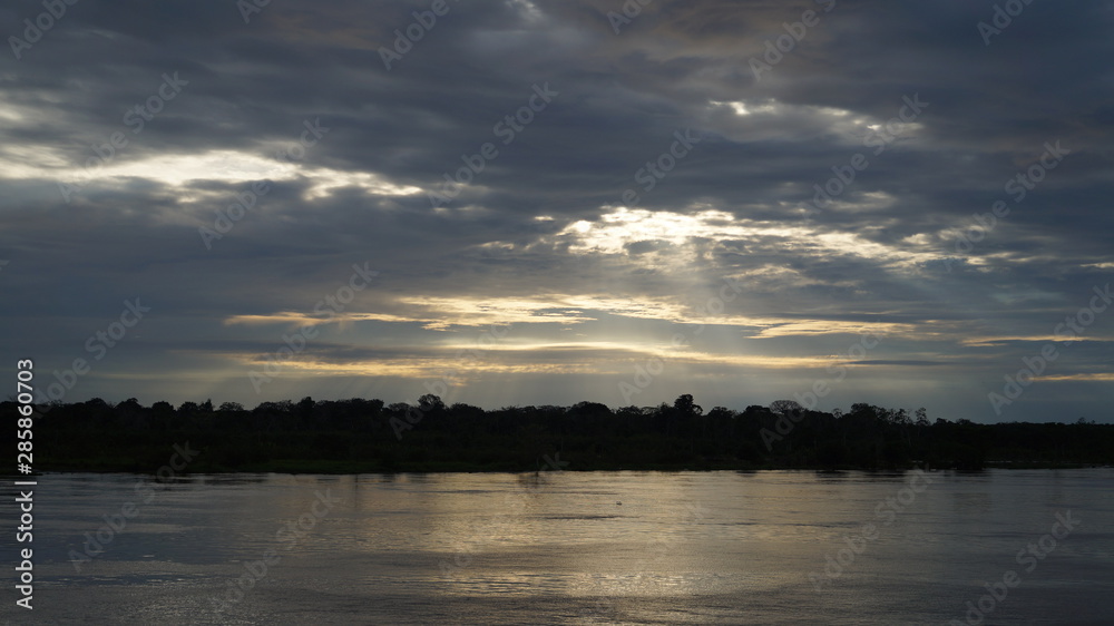 raios de sol saindo das nuvens na amazônia raios de sol saindo das nuvens na amazônia
