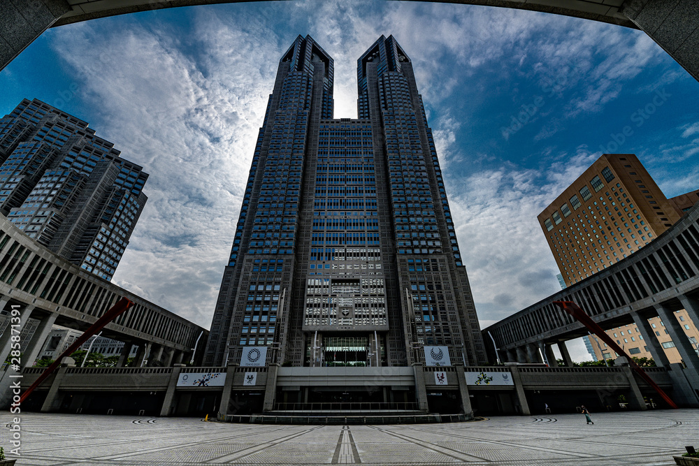 Naklejka premium 東京都庁と空、美しい太陽を背景に