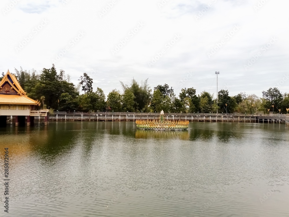 Obraz premium fountain in the middle of a pond in a Thai temple