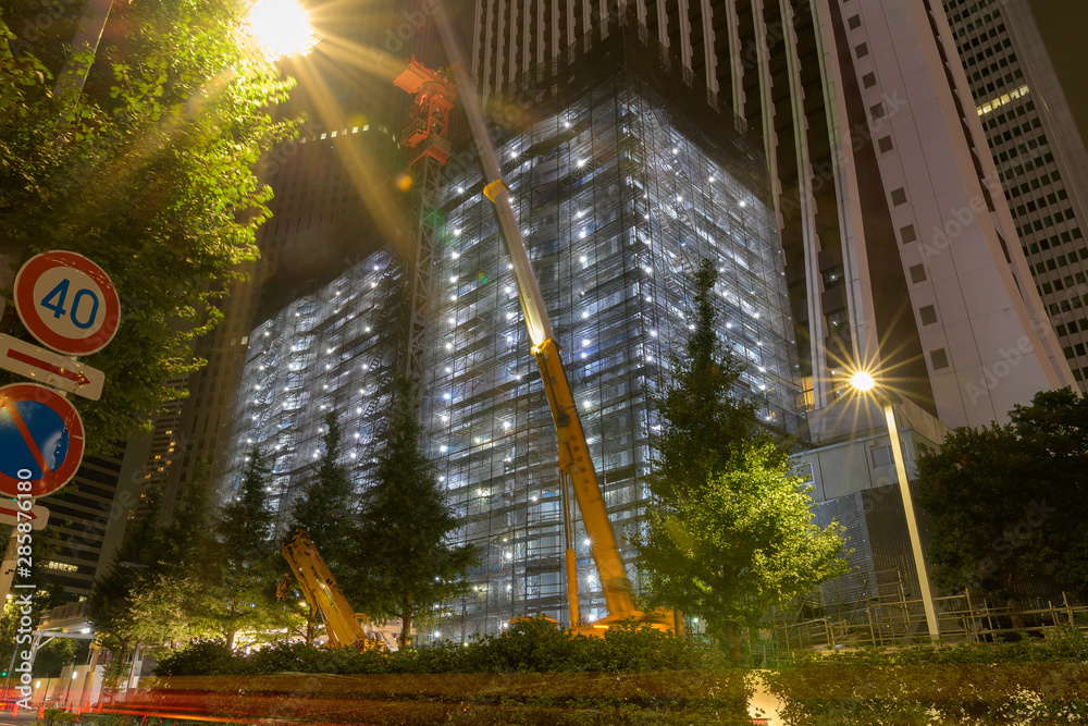 Naklejka premium 夜の工事現場、街灯、ライト、クレーン工事中