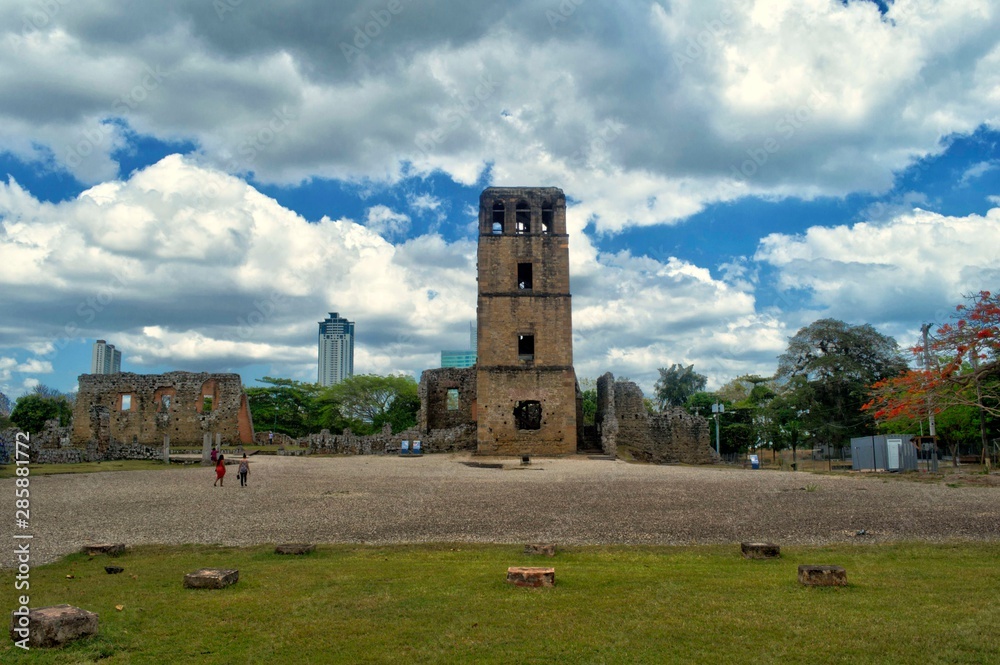 Ruinas de la torre de la catedral de la ciudad vieja de Panamá. Antigua Catedral de Panamá en el Complejo Histórico Monumental de Panamá Viejo (Sitio del Patrimonio Mundial de la UNESCO)