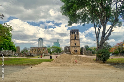 Ruinas de la torre de la catedral de la ciudad vieja de Panamá. Antigua Catedral de Panamá en el Complejo Histórico Monumental de Panamá Viejo (Sitio del Patrimonio Mundial de la UNESCO)