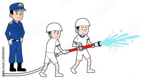 放水訓練をする少年たちと消防士