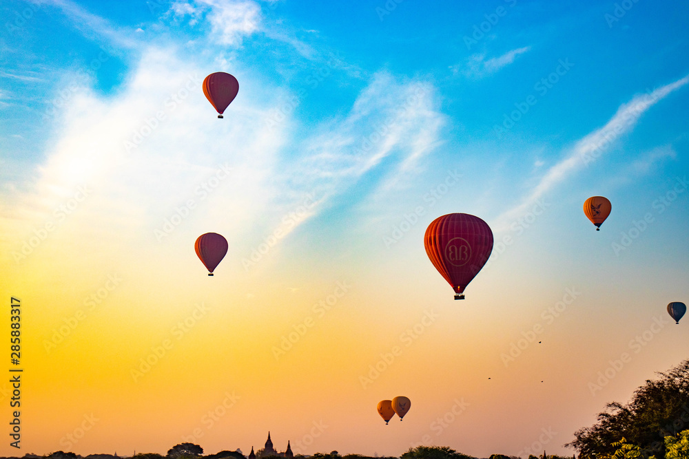 Obraz premium A beautiful view of a sunrise in Bagan, Myanmar