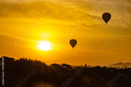 A beautiful view of a sunrise in Bagan, Myanmar © joseduardo