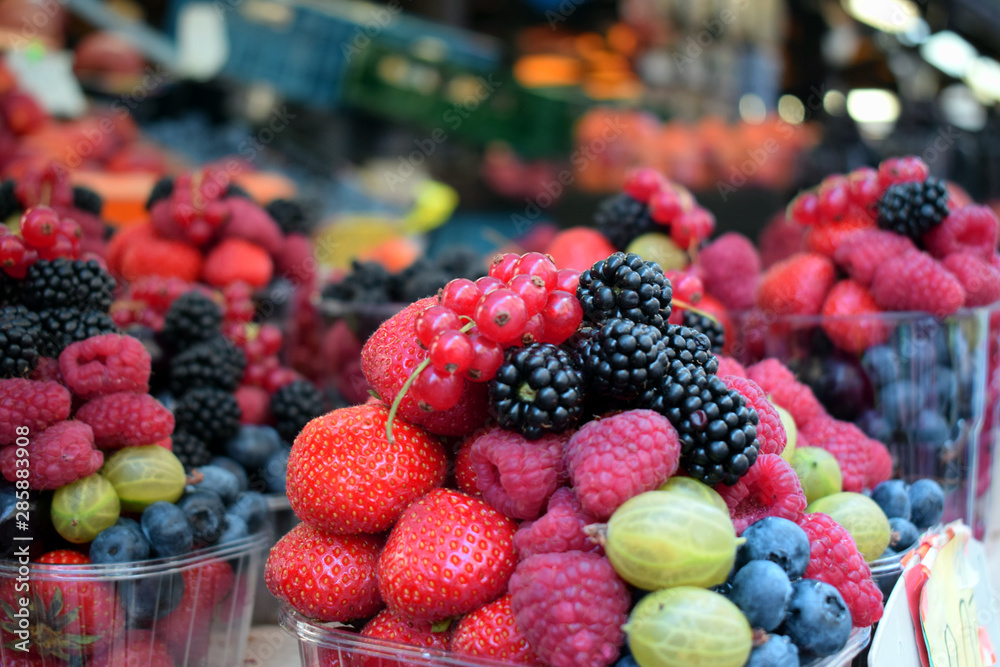 Mercado de calle con frutas del bosque de verano Mercado de calle con frutas del bosque de verano