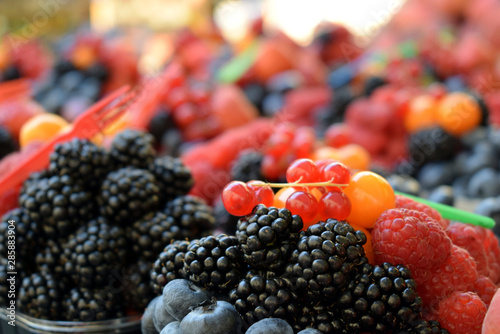 Frutas de verano en venta en un mercado de calle de Praga