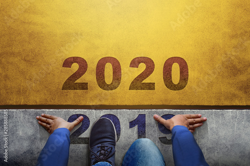 Plakat Koncepcja roku 2020. Widok z góry linii Człowiek na starcie, Przygotuj się na nowe wyzwanie
