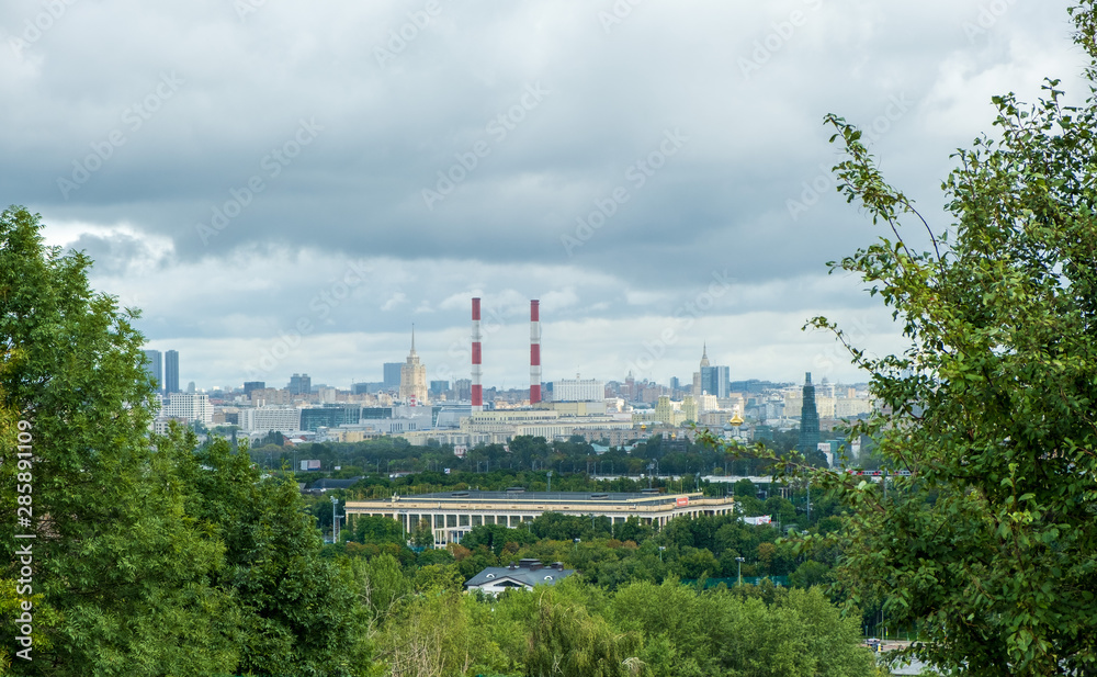 Obraz premium widok ze wzgórz Sparrow na wieżę telewizyjną Ostankino, budynek rządu rosyjskiego, dwa sowieckie wieżowce i elektrownię z fajkami