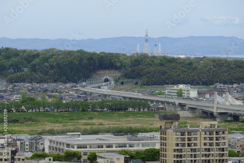 富山駅に向かう北陸新幹線の風景