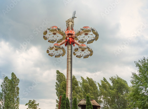 Fotografia Drop tower, an attraction for children and adults in amusement parks