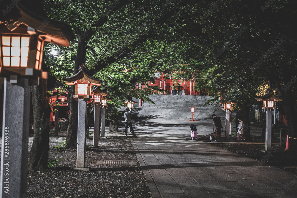 Fototapeta premium 夜の神社の様子。優しいあかり