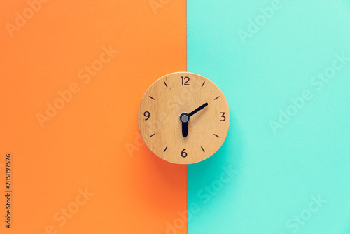 Canvastavla Retro alarm clock on color table, vintage style on the good morning concept