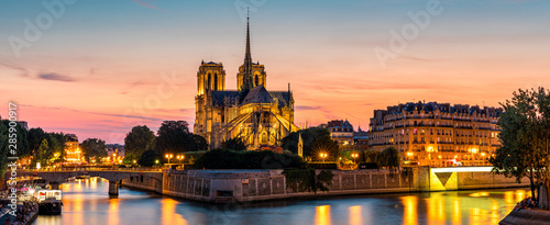 Foto Notre Dame de Paris cathedral at sunset, France