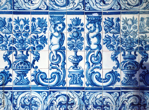 Azulejos traditionnels portugais à Figueira da Foz photo