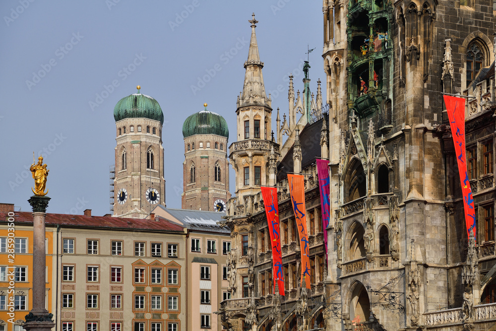 Fototapeta premium Fasada ratusza i Liebfrauendom | Monachium