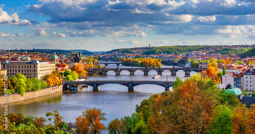 Jesień widok Charles most na Vltava rzece w Praga, republika czech. Jesienny widok na Most Karola, Stare Miasto w Pradze i Wełtawę z popularnego punktu widokowego w parku Letna (Letenske sady).