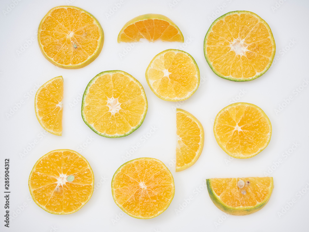 Obraz premium Sliced ​​oranges on a white background