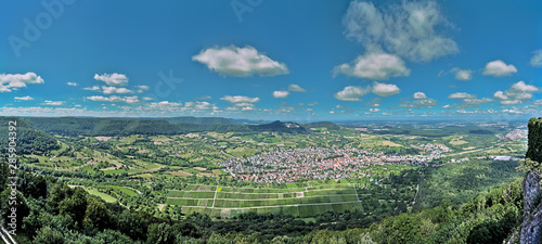 Die Stadt Neuffen mit Weinbergen, der Albtrauf und das Albvorland, Schwäbische Alb