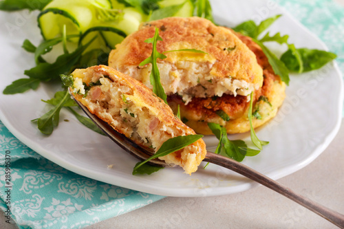Cuadro en lienzo Tuna fishcakes with salad served