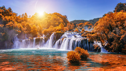 Tuinposter Watervallen Krka nationaal park herfstkleuren bomen Kroatië  © daliu