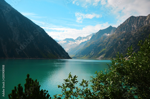 Hiking the Zillertal Alps from Schlegeisspeicher (water reservoir) to Olperer Hütte (hut) with famous instagram swing bridge