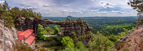 Fotografia Panoramic view of Prebischtor Gate (Pravcicka brana), the biggest natural sandstone arch in Europe