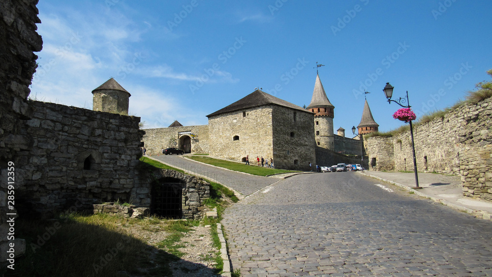 Obraz premium the main entrance of Kamianets-Podilskyi castle (is a former Ruthenian-Lithuanian castle and a later three-part Polish fortress located in the city of Kamianets-Podilskyi), Ukraine. 07.08.2019