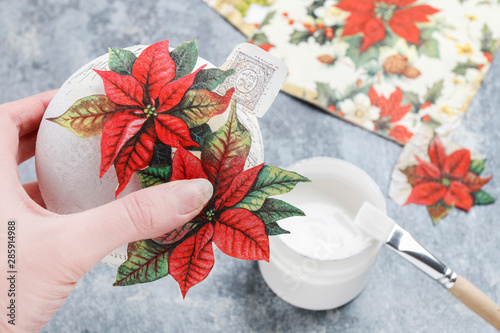 How to make a Christmas ball with decoupage technique photo