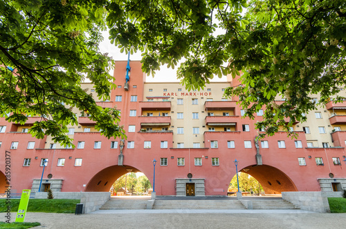 Karl-Marx-Hof vom 12.-Februar-Platz photo