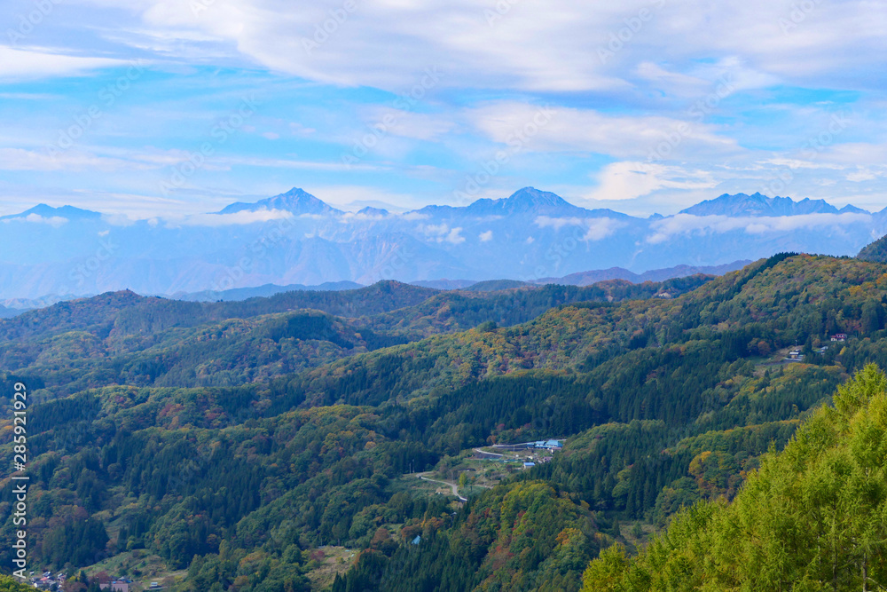 妙高戸隠高原国立公園。大望峠より北アルプスを望む。鬼無里　長野　日本。１０月下旬。