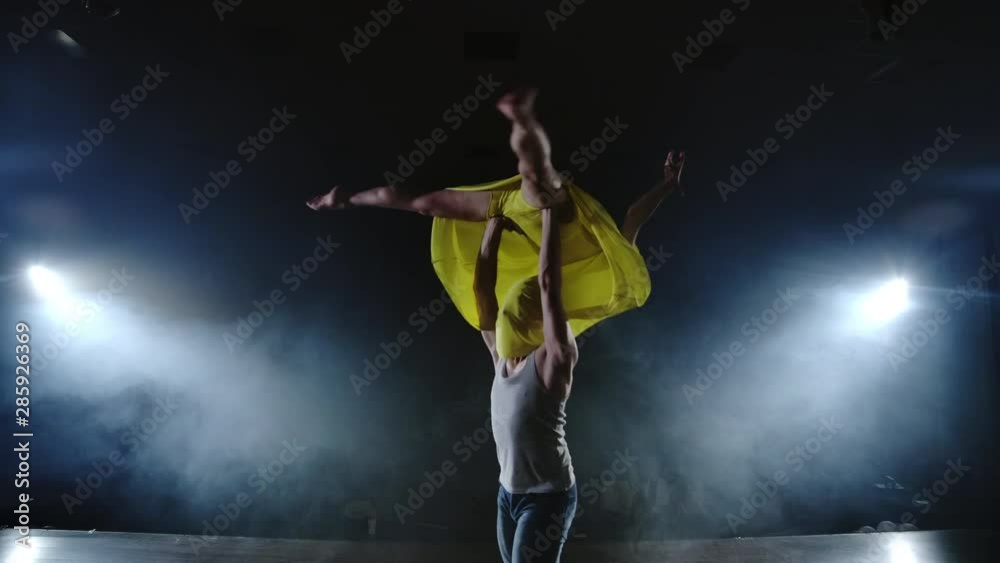 Video „Zoom camera, two modern ballet dancers are dancing on stage in ...