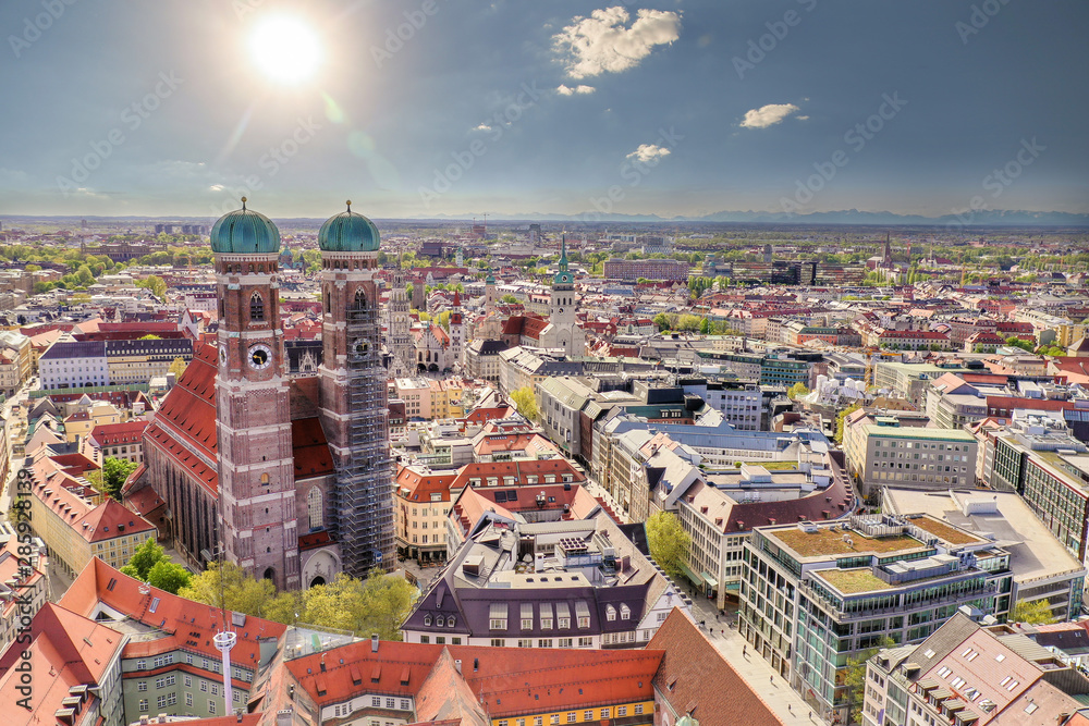 Fototapeta premium Widok z lotu ptaka na ratusz Marienplatz i Frauenkirche w Monachium, Niemcy