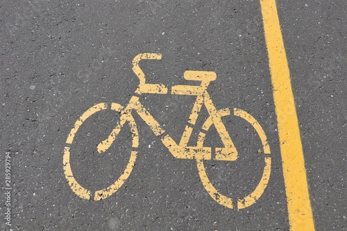 cyclist sign on the pavement